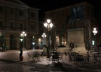 la piazza storica della mia citt con la statua equestre di carlo alberto. La foto sarebbe migliore se fosse ampliata sulla dx, ma l c'era un tal passeggio di persone che ho preferito tagliare. Mentre mi sembrava che creassero una bella atmosfera i due ragazzi (forse morosi?), i due extracomunitari a sin con la bici e l'uomo seduto ai piedi del monumento.
Commenti e critiche sempre graditi.
Exif: canon 550d / obiettivo canon 18-55 is/ t 1.0 sec /f 11/ iso 400 / focale 27 mm/ treppiede.