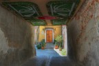 Vicoletto che parte dalla via principale che porta alla Reggia.