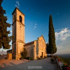 Il tardo seicentesco santuario di Santa Maria di Valverde, tra le colline della Valpolicella.

Per la prima volta ho apposto la firma su una mia foto, mi farebbe piacere sapere se risulta eccessivamente invedente.

Ciao