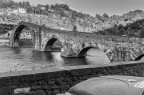 La leggenda narra del capo muratore impegnato nella costruzione del Ponte che era molto preoccupato del ritardo accumulato nella stessa costruzione. Egli dunque scese a patti con il Diavolo, il quale gli consent di completare l'opera in una sola notte in cambio della prima anima che avesse attraversato il Ponte.