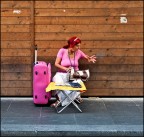 La cartomante parla da sola in attesa dei clienti.