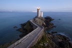 Quando, per pochi istanti, al crepuscolo il cielo e l'oceano si uniformano dello stesso colore, la strada che conduce al faro di Petit Minou sembra portare a un luogo fuori dal tempo...