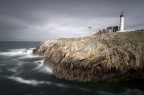 In un'alba tempestosa, per un istante la luce del sole ha illuminato la scogliera del faro di Pointe Saint-Mathieu, che da secoli sorveglia l'oceano da uno dei punti pi occidentali della Bretagna