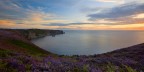 Le tonalit dell'alba tingono in silenzio il cielo e l'oceano al largo delle scogliere di Cap Frehel.