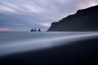 Lunga esposizione sulla costa Islandese di Vik, con le rocce di Reynisdrangar sullo sfondo