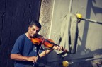 ...ed a vederlo tu non lo diresti mai 
ma era famoso qualche tempo fa 
per suonare il violino elettrico 
in via della Povert. 
[F.De Andr]