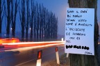 Immagine scattata in un viale che porta in citt. La richiesta di aiuto  disarmante.
