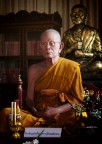 Sebbene sembri una persona in carne ed ossa questa  una fedele riproduzione in cera di un noto monaco buddista di un importante tempio a Ciang Mai