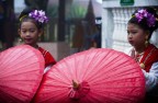 Tempio Chian Mai, due ragazzine inscenano una danza tradizionale