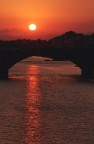 ..con alle spalle Ponte Vecchio e di fronte l'arno dorato sul Ponte della Carraia