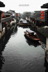 Scorcio di una delle tante citt d'acqua presenti nei dintorni di Shanghai, tutte rigorosamente definite "Oriental Venice" dai locali venditori di carabattole e souvenir :D

Commenti e critiche graditi.
