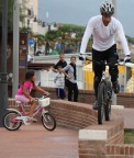 il contrasto tra un professionista che si allena e una bambina che lo insegue sulla sua biciclettina.
exif: canon 550d/ ob. 55-250 is foc. 109/ t 350/f 4.5/ iso 200
commenti sempre graditi.