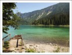 Lago di origine glaciale con spiaggette che ricordano vagamente le zone tropicali.
