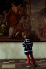 Un piccolo critico d'arte danese di fronte ad un quadro della sala da ballo del "Kronborg Slot".
