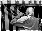 l'attenzione del nonno era rivolta a quelli che ballavano sotto il tendone
(sagra delle acciughe)
Fuji X100

23mm f/8
1/300 sec
ISO 400