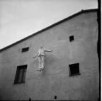 Daniel Nijinski Superstar , 1997
Resina sintetica; altezza 178 cm
all'interno del giardino di daniel spoerri
(scansione di negativo 6x6 di voigtlander brillant)