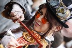 Foto originale del ritratto "Violinista Steampunk", giusto per valutare invadenza della PP.

Ritratto al volo durante Lucca Comics 2012, poco tempo a disposizione (10 secondi in croce prima che la suonatrice perdesse attenzione).