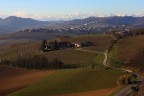 campagna monferrina in inverno. Le vigne sono ormai spoglie, ma il grano nuovo sta gi spuntando. Tra un po' scender la neve e lo terr al calduccio.Le montagne sullo sfondo sono gi bianche da un po'....
Commenti sempre graditi.