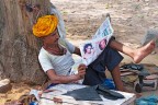Calzolaio per le strade di New Delhi