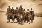Fotografia scattata in Tanzania vicino al cratere di Ngorongoro. I masai danzano e cantano per dare il benvenuto ai visitatori. E' virata in seppia perch mi ricorda tradizioni vecchie di secoli.