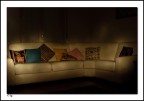 Un divano disegnato con la luce