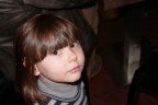 lo sguardo innocente di una bambina che incontrando l'obbiettivo ne rimane affascinata.