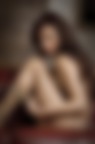 nudo con calze, divano e rosso