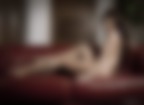 nudo con calze, divano e rosso