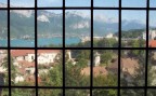 Un tipico paeseggio di montagna visto dalla finestra di un castello medievale