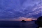 Uno scatto dalla scogliera che domina l'isola di Bergeggi (SV) nel quale ho cercato di catturare gli ultimi colori del crepuscolo.