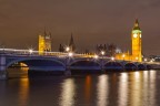 Panoramica serale del Westminster Bridge, ponte sul Tamigi di fronte alla House of Parliamet di Londra.