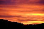 sull'orlo della notte respiro
il tenue brillio del crepuscolo
mentre rosso e liquido silenzio
dipanano come per gioco
la sottile trama dei miei pensieri
Solo, sotto le improvvise stelle,
stupore di vita infinita.