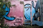 murales su edificio abbandonato su lungo fiume.