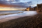 Prima di salutare definitivamente la liguria, gerione in cui ho lavorato per diversi anni, era d'obbligo una sosta a Camogli.
Un a cosa da scoiattolo per evitare le onde e mi sono posizionato su un piccolo ballatoio. purtroppo non era possibile evitare di comprendere la struttura a destra che comunque, a mio avviso, comunica qualcosa (abusivismo!).