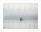 in barca sul lago nebbioso