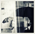 l'idea di fare questa foto nasce dall'esigenza di "ingannare" chi osserva l'immagine in questione, e siccome  stata dura realizzarla ora che ci sono riuscito ve la propongo.
Nello specifico i  soggetti con l'ombrello sembrerebbero di fornte a me, invece solo quello a sinistra  di fronte, l'altro invece  dietro di me e quella che si vede  solo la sua ombra riflessa nel vetro, attendo una vostra opinione schietta e sincera ve ne sarei molto lieto... grazie ciro