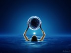 In principio Dio cre il cielo e la terra.  La terra era informe e deserta e le tenebre ricoprivano l'abisso e lo spirito di Dio aleggiava sulle acque.
