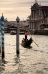 Inutile dire che fotografare Venezia  fra le cose pi difficili del mondo. Questo mio tentativo cerca di cogliere i momenti pi veri della citt e quelli creati "ad uso e consumo" di noi turisti