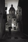Questa fotografia, realizzata durante un freddo pomeriggio di Gennaio,  uno scorcio del centro storico di Alcamo. Si nota la cupola della Chiesa Madre sullo sfondo in uno scatto in cui si intrecciano la quiete invernale ed un'atmosfera quasi sognante. Una figura umana si sposta, pensosa, lungo la via.