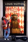 bobby  un ragazzo Nigeriano a Roma ha deciso di Vivere Suonando per strada alle uscite del metr per raccogliere sufficiente denaro per poter vivere e investire nel suo sogno, la musica. A distanza di due anni da questo scatto Bobby  arrivato a farei Provini per The Voice anche se non dovesse farcela dovremmo prendere esempio da una persona come lui... Grande boob..!!