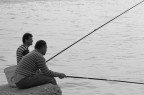 Pescatori  su frangiflutto