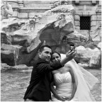 Due turisti messicani si sono innamorati della citt ed hanno deciso  di sposarsi, per questo sono da soli a fotografarsi a Fontana di Trevi. Ho chiesto loro se volevano una foto con la reflex da spedirgli per mail, ma hanno preferito che gliela scattassi con il loro telefonino. Ah l'amore l'amore...