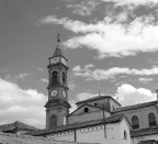 Come soggetto ho scelto il campanile del mio paesino, questa  la prima foto che realizzo con la tecnica del bianco e nero. Spero sia di vostro gradimento.
