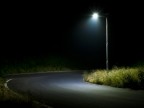 Strada di campagna, notte ventosa e desolata, un lampione illumina una strada spettrale, circondato dal buio pi profondo. Totale silenzio a parte il suono del vento. L' una e un quarto.