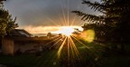 Questa sera c'era questo sole incredibile e ho quindi deciso di fotografarlo. Ho fatto alcune prove con tempi e diaframmi, ma non avevo tutto il tempo di questo mondo per poter trovare quale fosse la soluzione migliore. Ho modificato la foto in pp, forse anche troppo.. 
Spero sia di vostro gradimento!