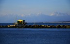 retone da pesca in bocca d'Arno, con alle spalle le alpi apuane innevate.