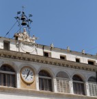 Ciao ragazzi, questo  il primo scatto che sottopongo al vostro giudizio. Ho fotografato questa parte di palazzo sottoponendolo ad un leggerissimo ritocco con il programma che fornisce la canon.
Suggerimenti e critiche sono ben accetti. Gazie