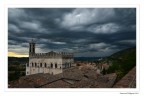 Si tratta di uno scatto fatto ieri sera a Gubbio in prosimit dei giradini pensili e poco prima (si intuisce) di un bel temporale.
Mi piaceva l'aria cupa che si respirava e ho provato a trasmettervela. forse un pelino pi a dx mi sarei potuto spostare ma c'era una casa che non me lo ha permesso.
Saluti