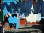 Foto scattata a Burano,  bellissimo passare tra queste case e doversi destreggiare per schivare la biancheria appesa tra una casa e l'altra.
Critiche e consigli, come al solito ben accetti