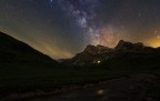 2 esposizioni da 9 minuti ognuna,una fissa per il cielo e una con astroinseguitore ad orologeria 
f4 iso 400 per emntrambe